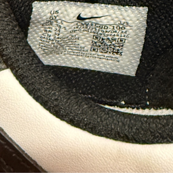 Nike Panda Dunks - Picture 7 of 7